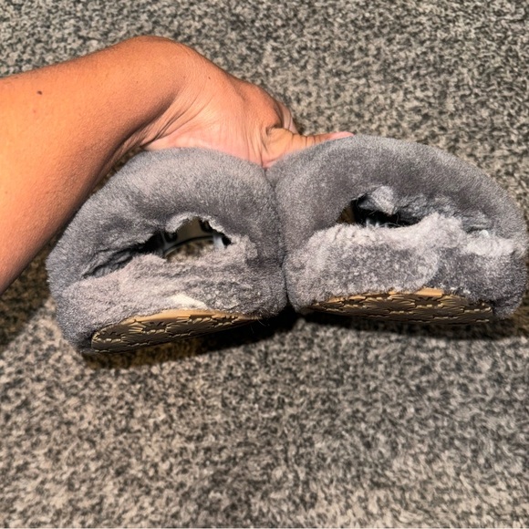 Amazing condition Ugg slippers! - Picture 6 of 10